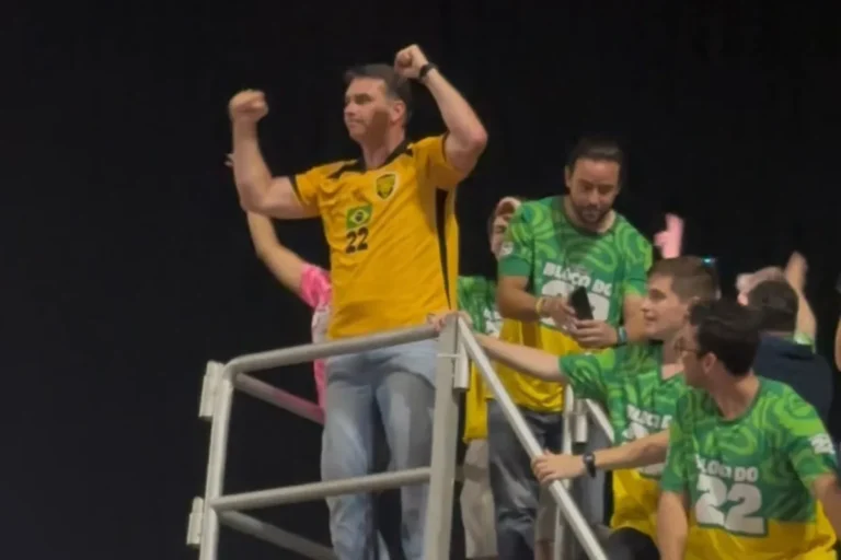 Flávio bolsonaro promete apoio contra queimadas na amazônia em ato em manaus