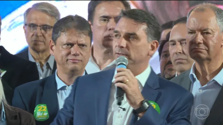 Flávio Bolsonaro sinaliza apoio ao fim da escala 6X1 e busca alianças em São Paulo