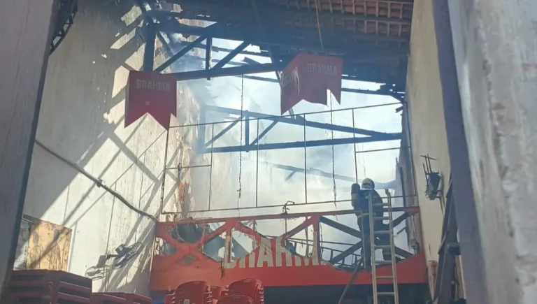 Fogo destrói Bar do Porto em casarão de São Luís neste domingo sem deixar feridos