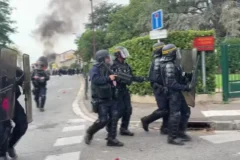 França fecha mais de 400 escolas em meio a onda de protestos e confrontos violentos