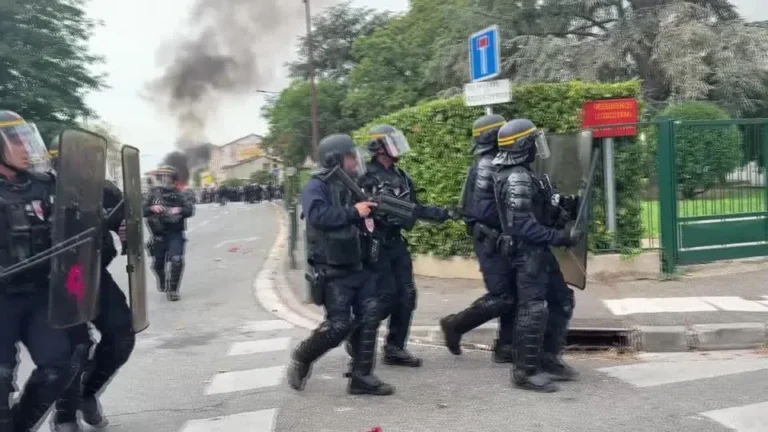 França fecha mais de 400 escolas em meio a onda de protestos e confrontos violentos