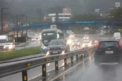 Frente fria avança pelo centro-sul e traz risco de tempestades e granizo