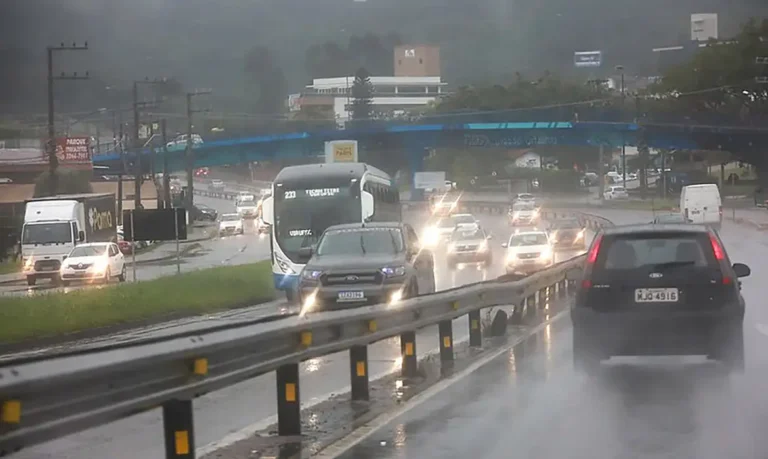 Frente fria avança pelo centro-sul e traz risco de tempestades e granizo