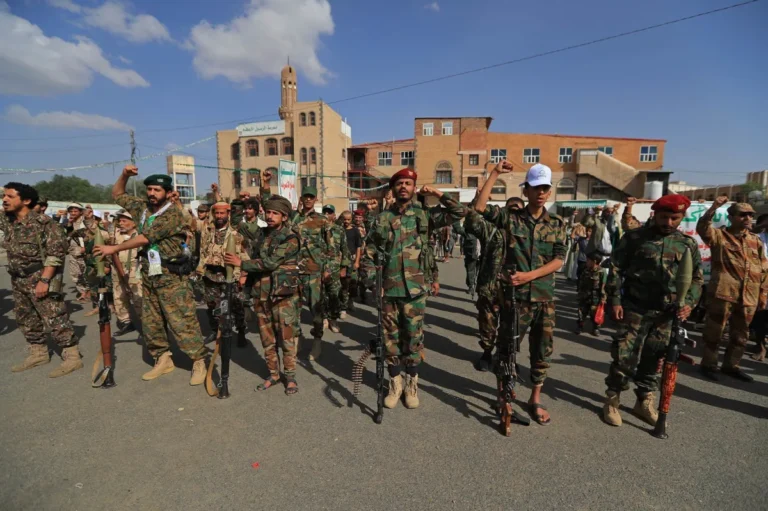 Grupo Houthi reivindica novo ataque com míssil balístico contra aeroporto em Riad