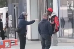 Harry Styles discute com homem na rua após ser perseguido por caçador de autógrafos