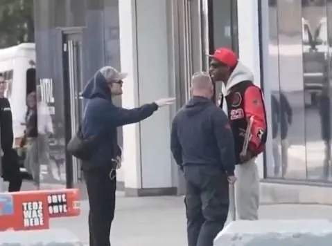 Harry Styles discute com homem na rua após ser perseguido por caçador de autógrafos