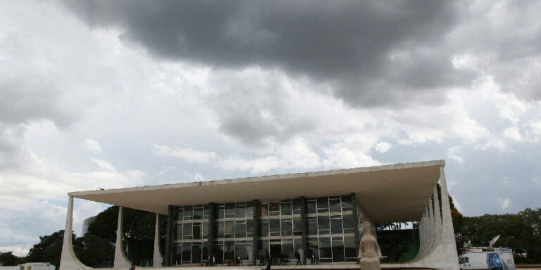 Homem é detido após tentativa de invasão ao Supremo Tribunal Federal em Brasília