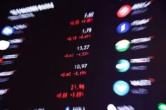 Ibovespa recua e dólar sobe com incertezas eleitorais e desdobramentos da escala 6x1