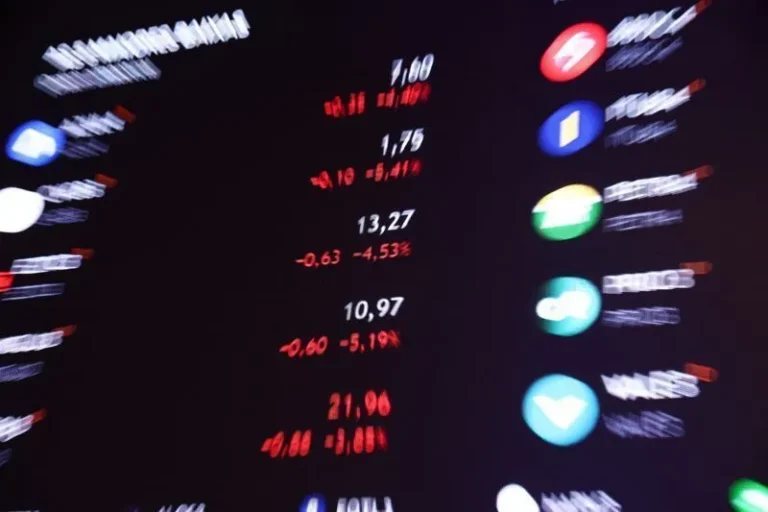 Ibovespa recua e dólar sobe com incertezas eleitorais e desdobramentos da escala 6x1
