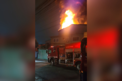 Incêndio de grandes proporções destrói fábrica de velas na zona sul de São Paulo