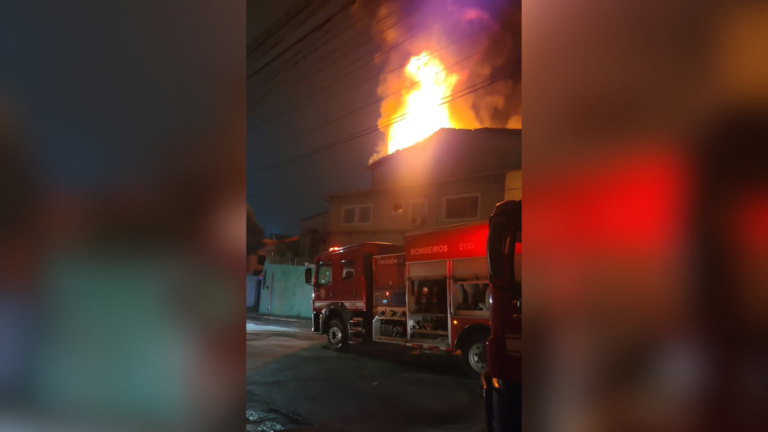 Incêndio de grandes proporções destrói fábrica de velas na zona sul de São Paulo