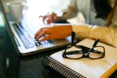 Iniciativa gratuita em outubro capacita docentes para uso de IA e segurança digital