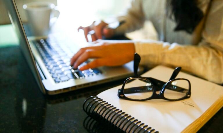 Iniciativa gratuita em outubro capacita docentes para uso de IA e segurança digital