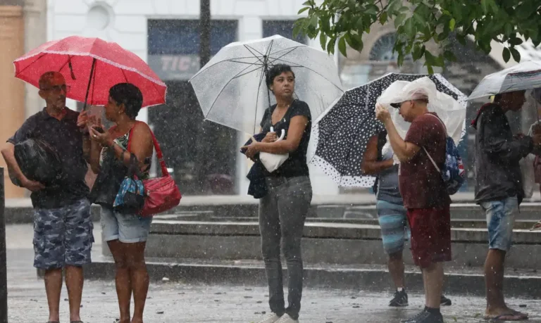 Inmet emite alerta de perigo potencial para chuvas intensas em três regiões do país