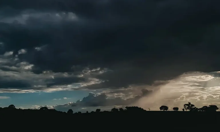 Inmet emite alerta de tempestades e baixa umidade em várias regiões