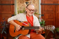 Internado no Pará aos 74 anos, cantor Nilson Chaves tem quadro estável após isquemia cerebral