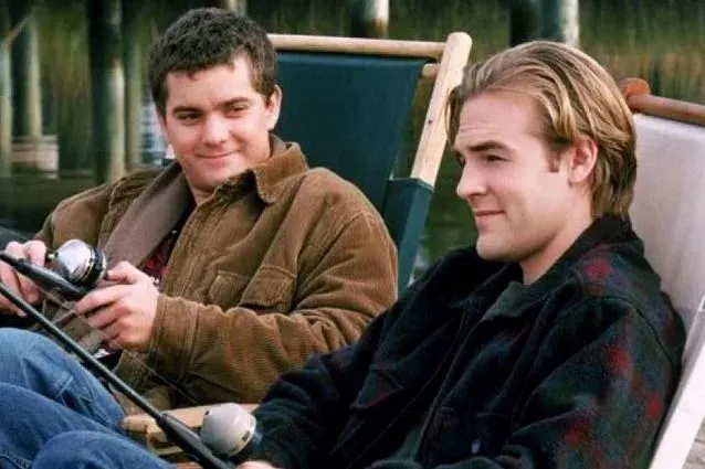 Joshua Jackson homenageia James Van Der Beek em evento beneficente