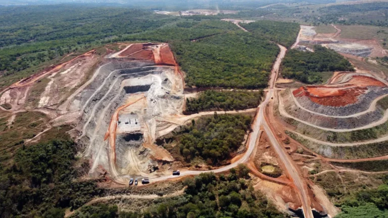 Justiça autoriza retomada parcial das atividades da Sigma Lithium em Minas Gerais