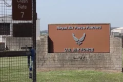 Justiça britânica libera homem investigado por ameaça terrorista a base aérea dos EUA