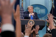 Justiça mantém acesso de jornalistas à Casa Branca enquanto tramita processo contra governo Trump