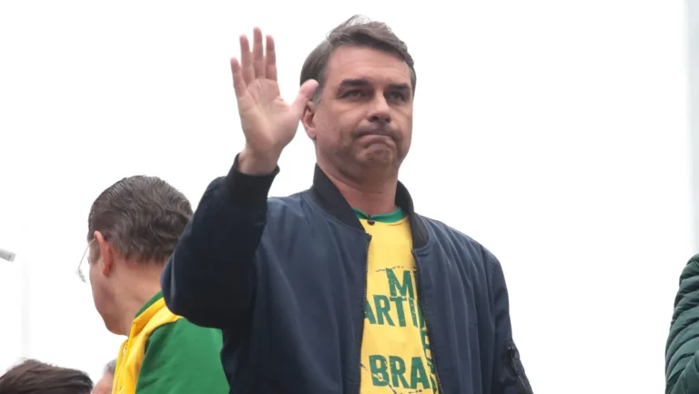 Justiça processa site que usou imagem de Flávio Bolsonaro para promover criptomoedas