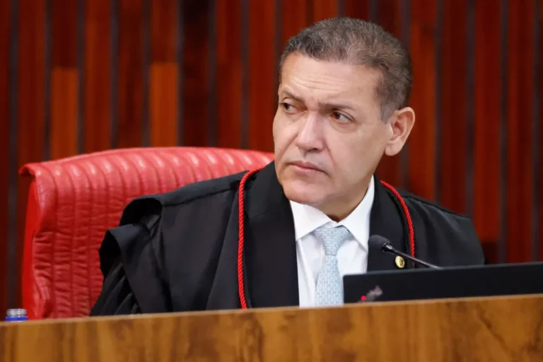 Kassio Nunes Marques suspende canal Exército do Lula até regularização no TSE
