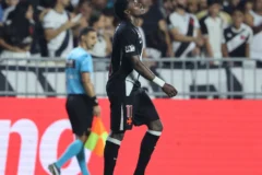 Lesão no pé esquerdo tira Andrés Gómez do Vasco para duelo com o Palmeiras na Copa do Brasil