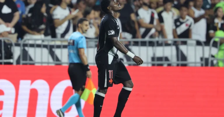 Lesão no pé esquerdo tira Andrés Gómez do Vasco para duelo com o Palmeiras na Copa do Brasil