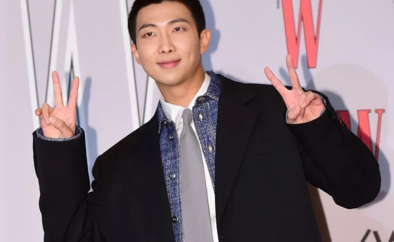 Líder do BTS, RM visita a Pinacoteca de São Paulo durante passagem pelo Brasil