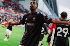 Liverpool supera o Brentford de virada e cola na zona de classificação da Premier League