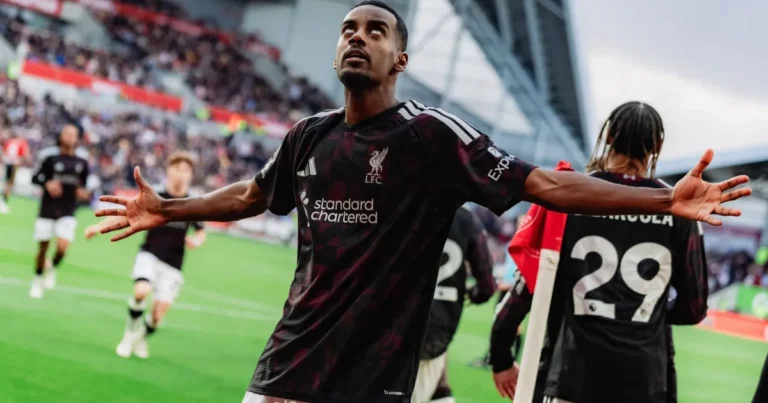 Liverpool supera o Brentford de virada e cola na zona de classificação da Premier League
