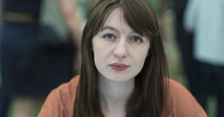 Livros de Sally Rooney são retirados do Reino Unido após apoio a grupo pró-palestino