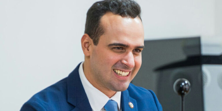 Lucas Ribeiro conquista reeleição ao governo da Paraíba no primeiro turno