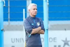 Luís Castro responde a críticas e pede tranquilidade nos bastidores do Grêmio