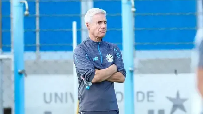 Luís Castro responde a críticas e pede tranquilidade nos bastidores do Grêmio
