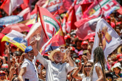 Lula critica oposição e reforça apoio ao fim da escala 6x1 em ato no Distrito Federal