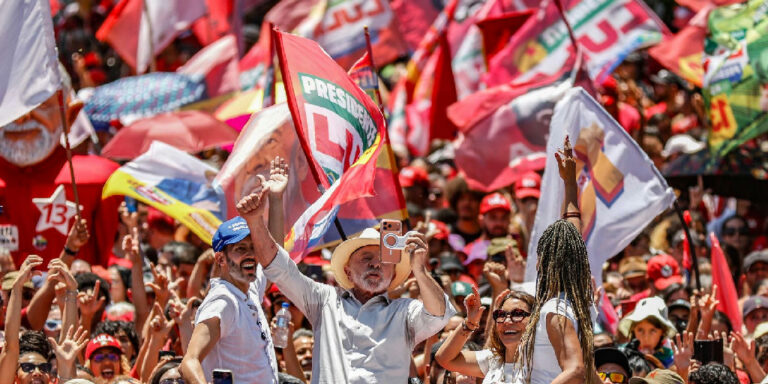 Lula critica oposição e reforça apoio ao fim da escala 6x1 em ato no Distrito Federal