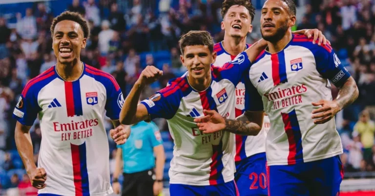 Lyon mantém 100% na Europa League após superar o Crystal Palace por 3 a 2