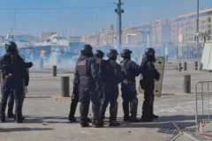 Manifestantes invadem prefeituras e geram caos em cidades da França