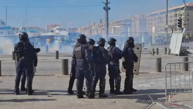 Manifestantes invadem prefeituras e geram caos em cidades da França