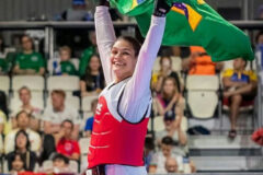 Maria Clara Pacheco conquista o ouro em Paris e consolida liderança no ranking mundial de taekwondo