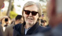 Mccartney revela brincadeira da esposa sobre suposto encanto da rainha Elizabeth II