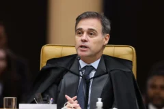 Ministro André Mendonça vota em Brasília em meio a tensões no Supremo Tribunal Federal