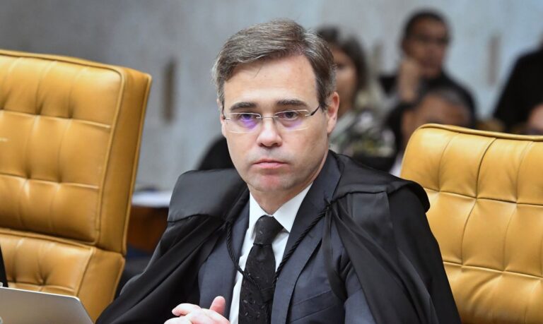 Ministro Mendonça afirma que Lula e Flávio podem quebrar sigilos por conta própria