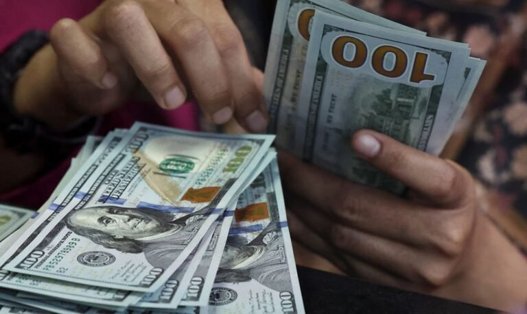 Moeda americana encerra cotada a R$ 5,44 e bate recorde semanal de valorização desde 2008