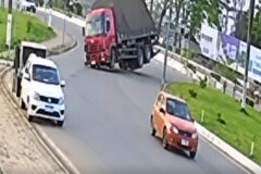 Motorista embriagado tomba caminhão com placas solares no acre e é preso
