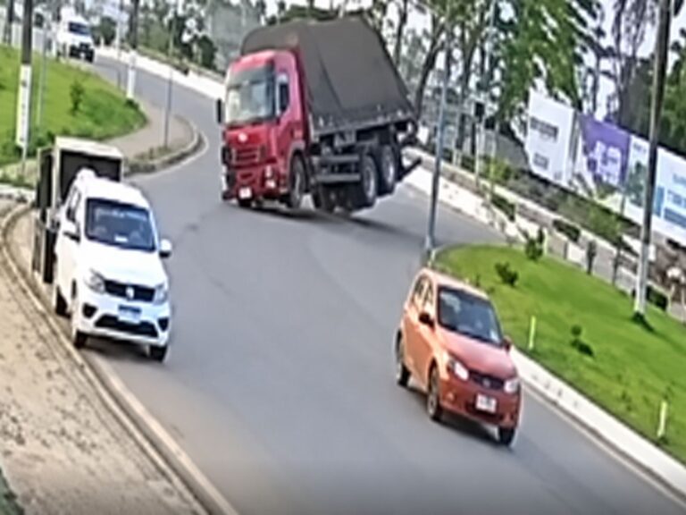 Motorista embriagado tomba caminhão com placas solares no acre e é preso