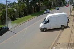 Motorista fica ferido após colisão contra poste em avenida de Piracicaba