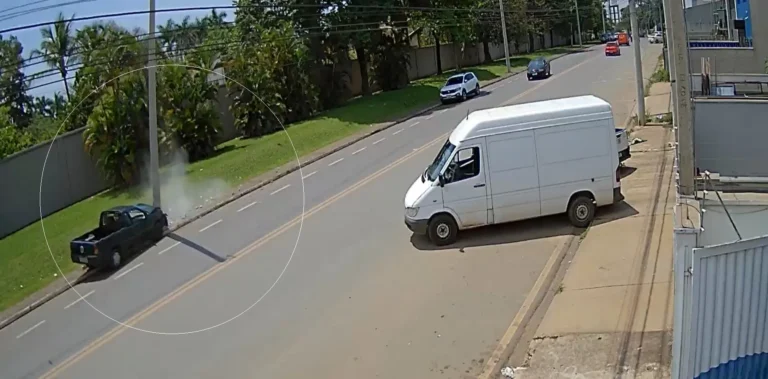 Motorista fica ferido após colisão contra poste em avenida de Piracicaba