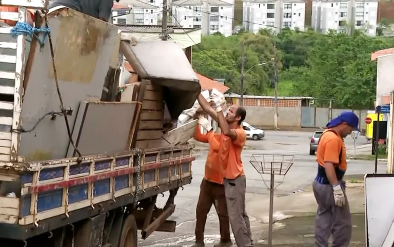 Mutirão de limpeza em Varginha remove 400 toneladas de resíduos contra a dengue